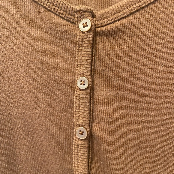 Hollister Women's Baby Tee Button Front Cropped Ribbed Long Sleeve Size Large - Picture 4 of 5